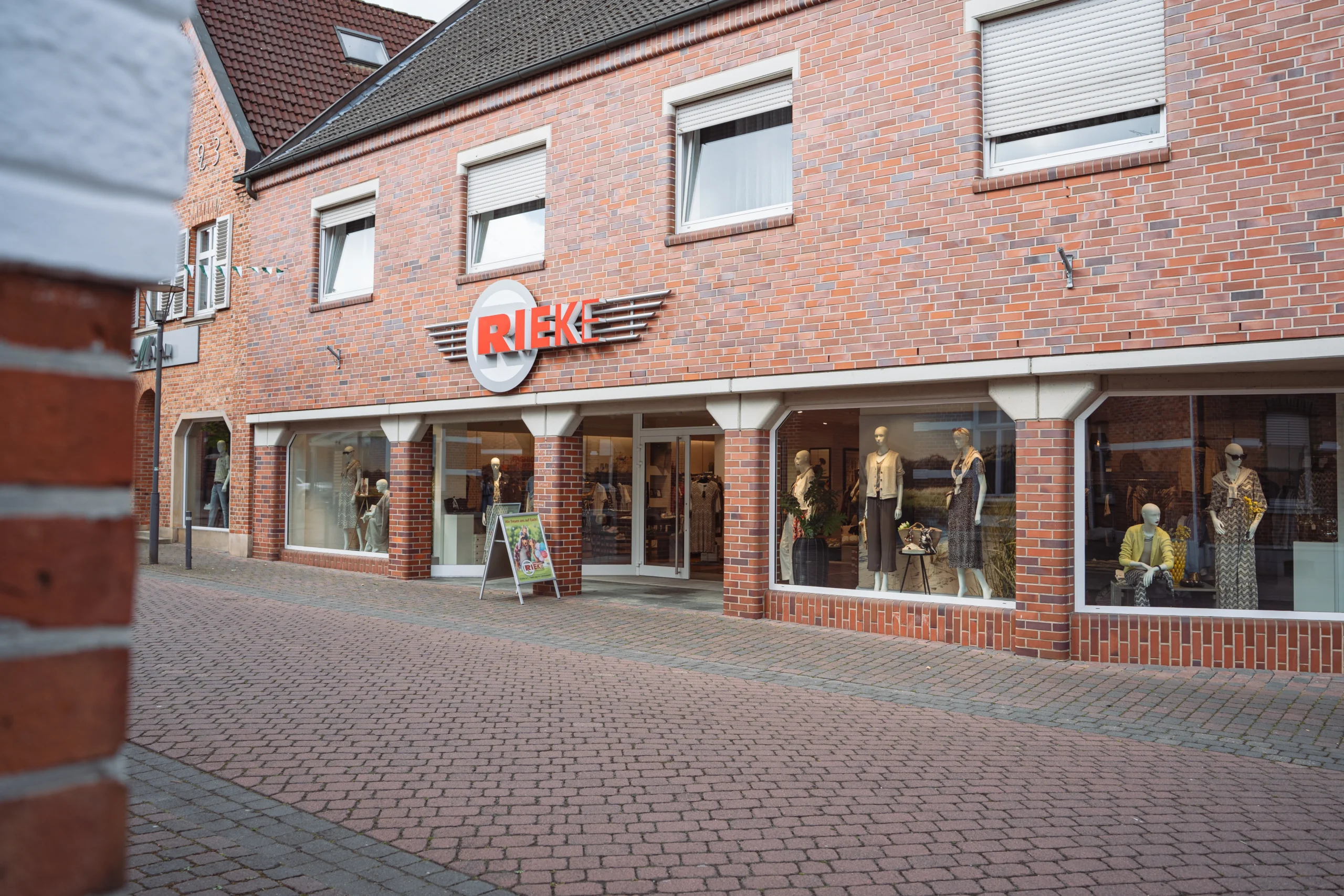 Eingang und Schaufenster des Modehaus Rieke in Lengerich