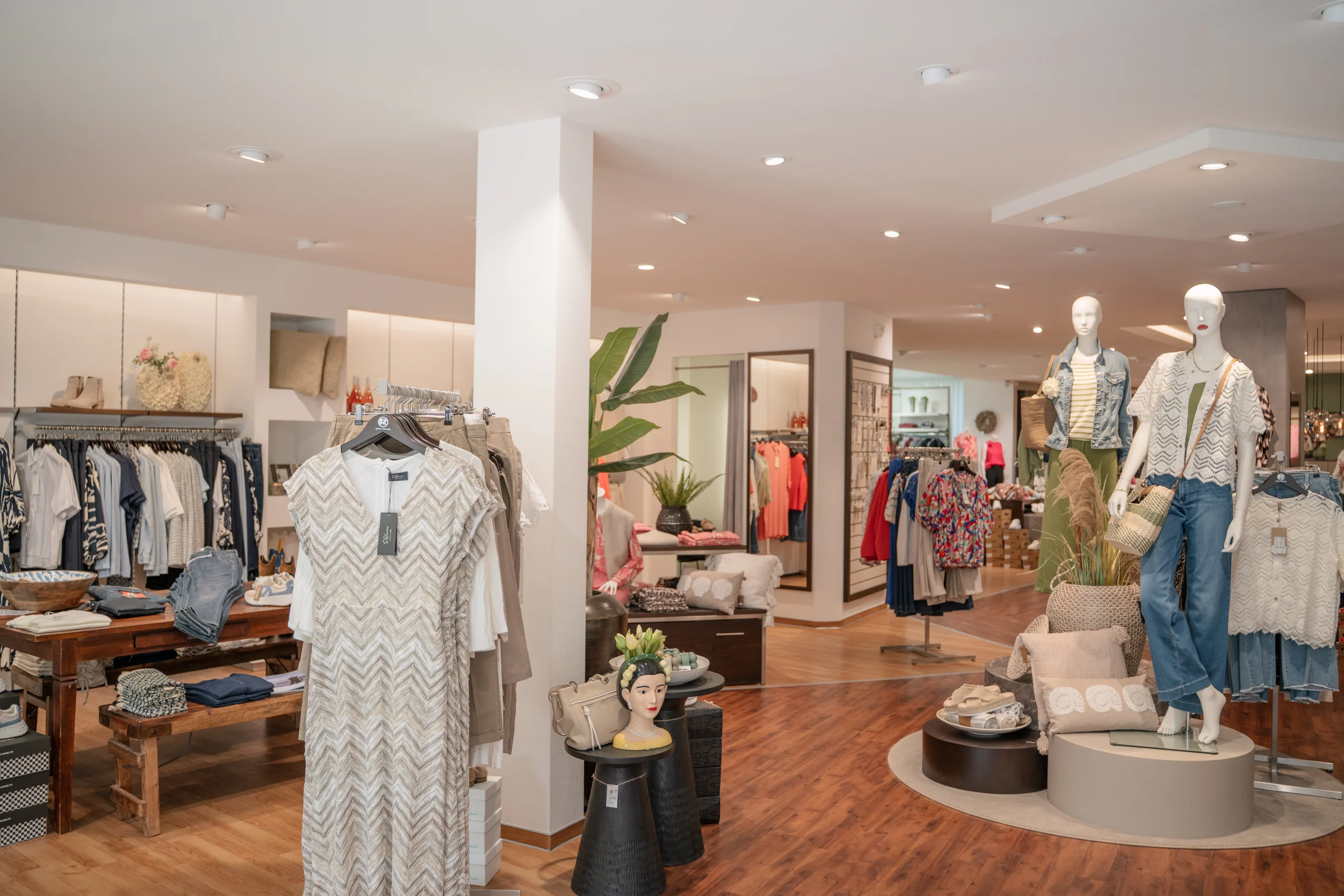 Helle und offene Modeabteilung im Modehaus Rieke