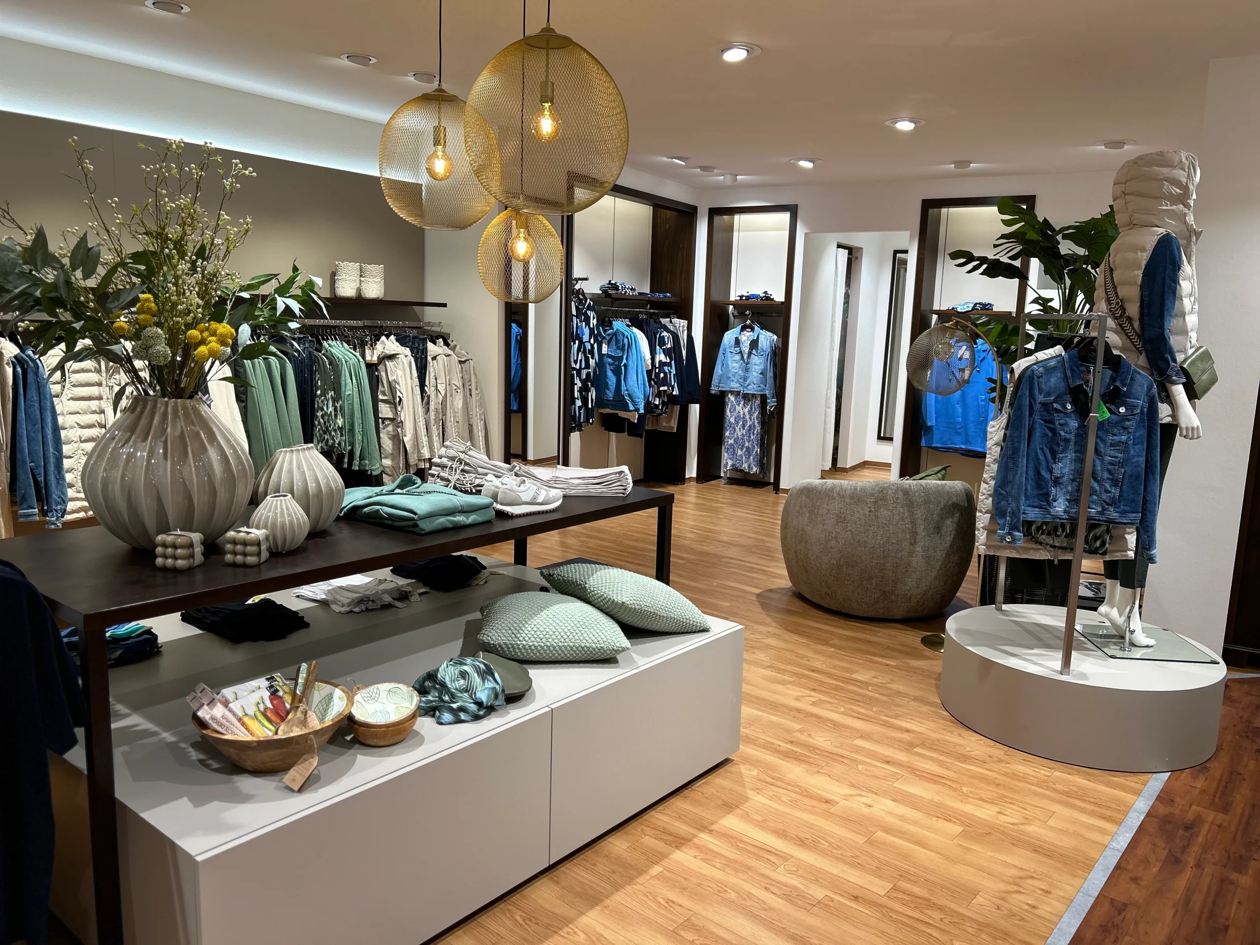 Helle und offene Modeabteilung und Umkleiden im Modehaus Rieke