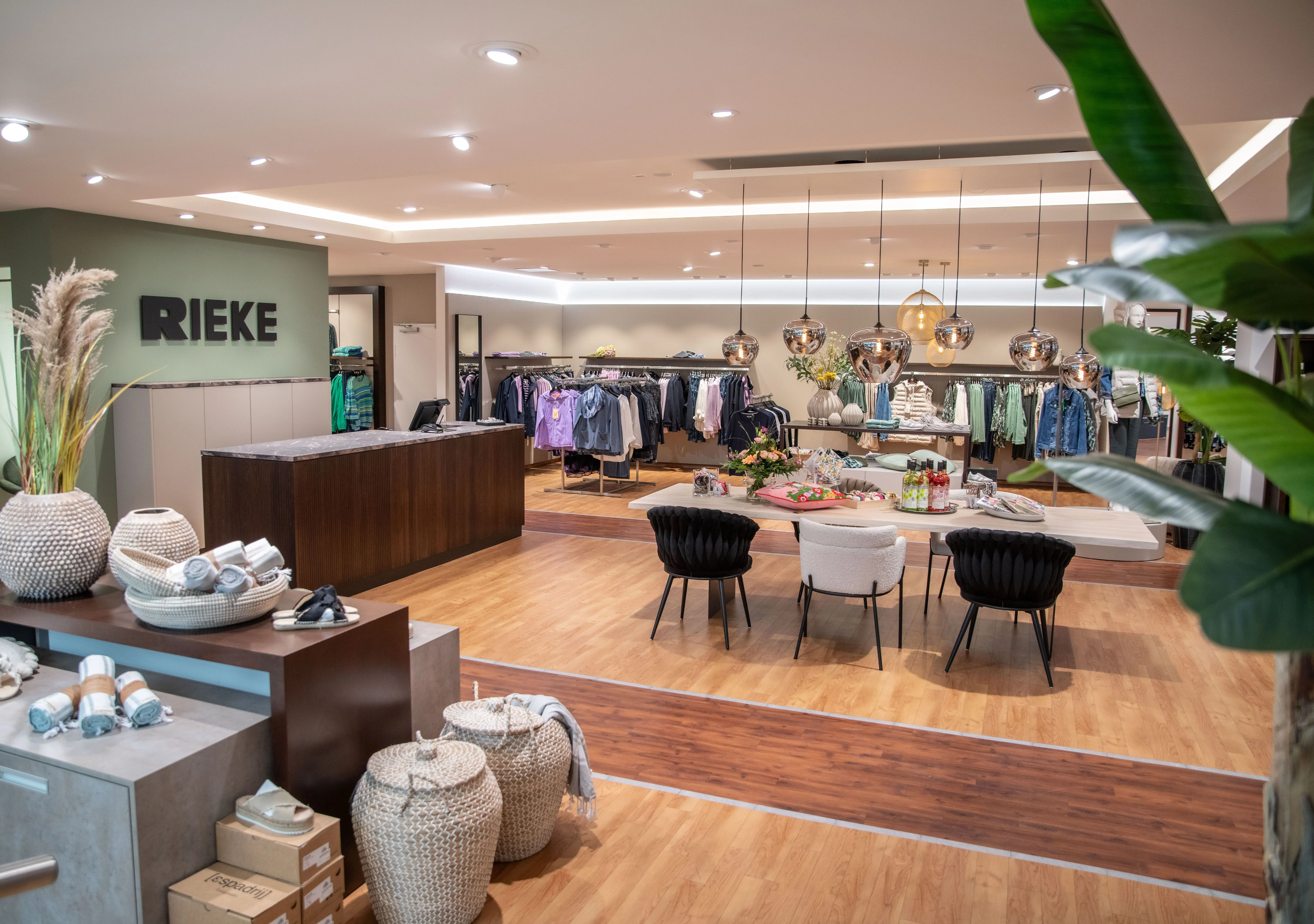 Gemütliche Sitzecke im Modehaus Rieke zwischen stilvoller Modeauswahl